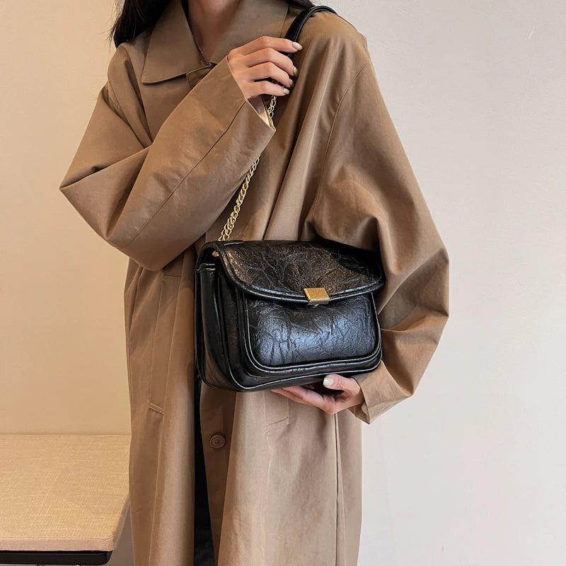Éveloire Chain Flap Bag